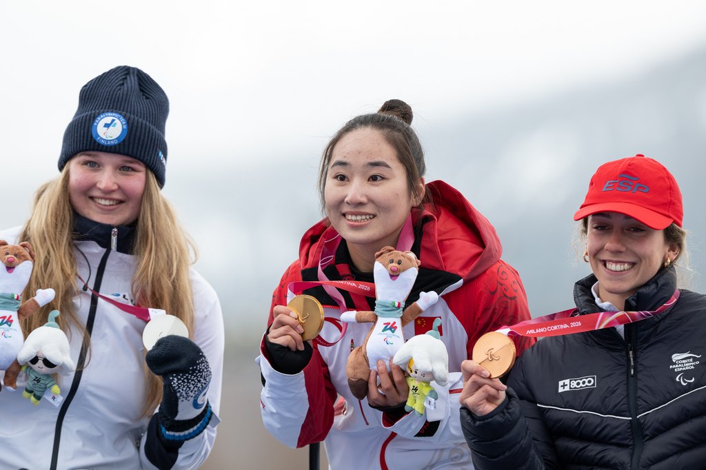 Nette Kiviranta iloisena kilpakumppaniensa vierellä.